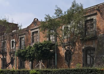 Sorprende la existencia del Museo Casa de la Bola, que por sus características arquitectónicas y estéticas contrasta con su entorno urbano inmediato. Foto: https://sic.cultura.gob.mx/ficha.php?estado_id=9&table=museo&table_id=548