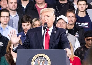 Trump no tiene que convencer a muchos jóvenes para que voten por él. Si un número suficiente de ellos se niega a votar por Biden, ya sea porque es demasiado mayor, demasiado conservador o demasiado proisraelí, Trump podría ganar las elecciones presidenciales de noviembre. Foto: Wikimedia.