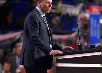 Thiel es un ejemplo de esta transformación. En 2009, declaró que “la gran tarea de los libertarios es encontrar un escape de la política en todas sus formas”. Pero para 2016 participaba activamente en política partidista y fue uno de los oradores de la Convención Nacional Republicana. Foto: Wikimedia.