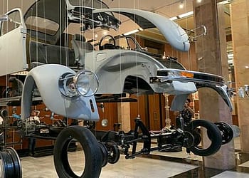 De formación autodidacta, Damián Ortega (Ciudad de México, 1967) saltó a la fama a finales de los años noventa del siglo XX, en particular, con su obra The Cosmic Thing (2002), presentada en la 50 Bienal de Arte de Venecia. Foto: Wikimedia.