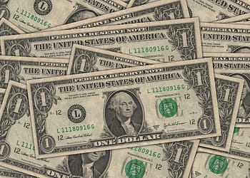El dólar podría muy bien subir más antes de empezar a caer, sin importar lo que Trump pueda decir en su sitio web Truth Social. Foto: Pixabay.