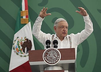 En síntesis, considera David Bak, “la mañanera es uno de esos géneros mixtos y heterogéneos” en los que a diario se establece una lucha agonística [en disputa] por los vocabularios, y donde las palabras se han vuelto un campo de batalla democrático. Foto: Wikimedia.