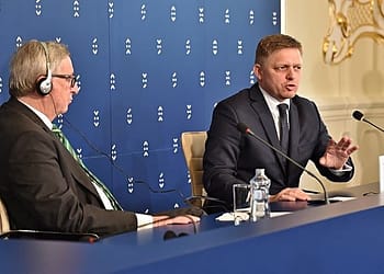 Hace apenas dos meses, el primer ministro eslovaco, Robert Fico, resultó seriamente herido después de recibir cuatro disparos de corta distancia, lo que pone de manifiesto el peligro que plantea el resurgimiento de la violencia política en todo el mundo. Foto: Wikimedia.