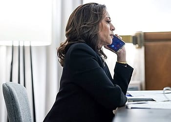 En un momento de crecientes tensiones geopolíticas y turbulencias económicas, Estados Unidos necesita un presidente que tal vez no tenga todas las respuestas a los problemas del mundo, pero que se preocupe genuinamente por la gente común y aborde los desafíos políticos con empatía, integridad y humildad. Foto: Wikimedia.