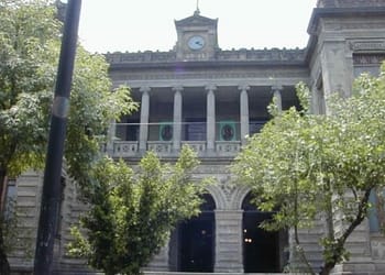 La administración del Museo de geología está a cargo de la UNAM, institución que, con el apoyo de jóvenes universitarios de la Facultad de Ciencias, ofrece visitas guiadas a los interesados en conocer este Museo. Foto: https://sic.gob.mx/ficha.php?table=museo&table_id=692