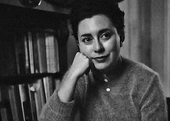 La inquieta Rosario regresó a la CDMX a estudiar en la Facultad de Filosofía y Letras de la UNAM, donde en 1950 se graduó como maestra en filosofía con la tesis Sobre cultura femenina, en la que analiza y cuestiona las condiciones socio-históricas en las que las mujeres mexicanas han vivido. Foto: Libros UNAM. https://www.gaceta.unam.mx/la-unam-celebrara-el-legado-de-la-poeta-rosario-castellanos/