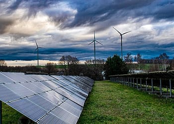 En el futuro previsible, la mayor parte de la energía sin emisiones de carbono que el mundo necesitará será proporcionada por tecnologías existentes: paneles solares, turbinas eólicas y baterías. Foto: Pixabay.