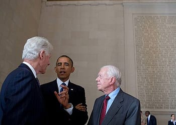 Los Clinton y los Obama son actualmente los jefes de facto de la facción centrista, y Biden y Harris fueron sus designados. Foto: Wikimedia.