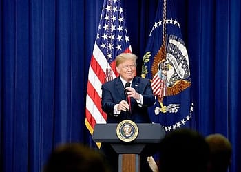 Los futuros líderes estadounidenses podrían entonces ser menos arrogantes a la hora de dictar condiciones a los demás, sobre todo porque éstos ya no dependerían tanto de Estados Unidos y de su moneda. Foto: Wikimedia.