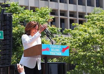 Harris entiende que el orden social surge del fortalecimiento de las instituciones, no de su debilitamiento. En lugar de seguir caprichos y perseguir venganzas, ha trabajado siempre a través de canales legítimos, respeta la experiencia y antepone el bienestar del país a las ganancias personales. Foto: Wikimedia.