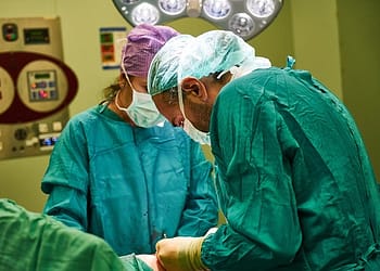 La pérdida de una madre puede devastar a su familia, empezando por los otros hijos que ya pueda tener. También es probable que cuidara de familiares o ancianos de su comunidad, o desempeñara un papel económico importante como agricultora o comerciante. Su muerte podría afectar directa y negativamente a 10 o 20 personas, o más, a lo largo de varias generaciones. Foto: Pixabay.