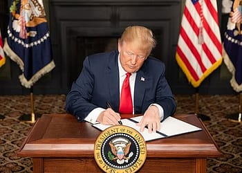 Estados Unidos está lejos de ser una autocracia, pero algunas personas ya tratan a Trump como un monarca temible en lugar de como un presidente electo. Foto: Wikimedia.