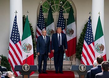 La idea de que un presidente mexicano pueda manipular las elecciones presidenciales estadounidenses a su antojo puede parecer descabellada, pero las cifras sugieren que AMLO podría reducir rápidamente el número de personas que intentan cruzar a Estados Unidos. Foto: Wikimedia.