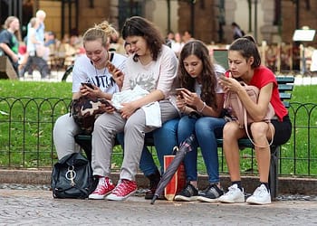 La OMS ha pedido “acciones inmediatas y sostenidas para ayudar a los adolescentes a cambiar el rumbo del uso potencialmente dañino de las redes sociales”. Foto: Pixabay.