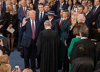 Trump ha dejado en claro que quiere mucho más que un simple cambio de personal o de política en Washington. Su objetivo real, por poco velado que esté, es transformar el sistema estadounidense de una democracia a uno gobernado por los ricos y poderosos. Foto: Wikimedia.