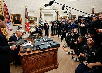 Lo que Estados Unidos necesita desesperadamente son medios de comunicación que se tomen la molestia de discernir qué pronunciamientos de Trump cuentan con el respaldo de equipos de formulación de políticas y burocracias dedicadas a llevarlos a cabo y cuáles no. Tal como están las cosas, demasiados medios respetables representados entre el cuerpo de prensa de la Casa Blanca están más interesados ​​en ser parte del espectáculo que en evaluar la obra. Foto: Wikimedia.