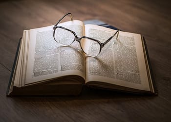 La noche de los alfileres aborda un drama a la vez detectivesco y humanamente conmovedor. Foto: Pixabay.