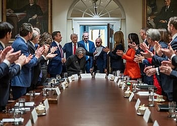 La nueva administración ha despedido a funcionarios del FBI involucrados en casos penales contra Trump, privando a la agencia de docenas de sus agentes más experimentados, además de destituir o reasignar a altos funcionarios del grupo de seguridad nacional y la división de inteligencia del FBI. Foto: Wikimedia.