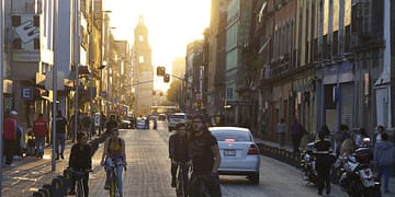 Miercoles 19 de abril del 2017  En la Plaza Santo Domingo inició el 6º Foro Mundial de la Bicicleta, con la presencia del jefe de Gobierno de la CDMX, Miguel Ángel Mancera; el titular de Atención a la Comunidad Universitaria de la UNAM, César Iván Astudillo Reyes; además se contó con la participación de universidades como la Autónoma de Chihuahua, Benemérita de Puebla y Benito Juárez de Oaxaca. El referido Foro se realizará en la Ciudad de México del 19 al 23 de abril, en donde cada día se presentaran diversos eventos, como talleres, exposiciones, murales, conferencias, etcétera, ubicados en diferentes lugares de la ciudad, junto con los paseos dominicales y rodadas nocturnas en caravana. Así mismo los ciclistas se podrán escribir a un programa llamado Rueda Seguro, donde tendrán diferentes beneficios.  Fotografía: Milton Martínez / Secretaría de Cultura CDMX