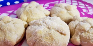 Según la costumbre mexicana el pan de muerto se coloca en los altares para honrar la memoria de los seres queridos | Foto: Gobierno de México