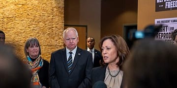 Harris y Walz comparten las preocupaciones sobre los derechos humanos en China y las tensiones en el Mar de China Meridional, pero también reconocen la necesidad de afrontar el imperativo urgente de corregir el rumbo en una relación chino-estadounidense problemática. Foto: Office of Governor Walz & Lt. Governor Flanagan.,14 de marzo de 2024. Wikimedia.