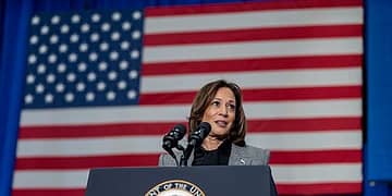 “Con Kamala Harris, está bien que los liberales vuelvan a ser patrióticos”, proclamaba un titular del HuffPost. Eso lo resume bastante bien. Foto: Wikimedia.