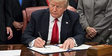 Los aranceles propuestos por Trump sin duda desencadenarían represalias extranjeras y alimentarían una guerra comercial destructiva. Foto: Wikimedia.