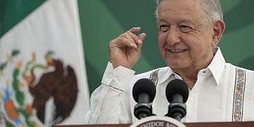 Mientras el enojo y la frustración sigue devorando a algunos medios, comentaristas y actores sociales y políticos, el México que deja Andrés Manuel López Obrador sube 11 escalones en el ranking mundial de la felicidad, ocupando el lugar 25. Foto: Wikimedia.