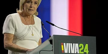 Macron se negó a cooperar con la extrema izquierda o con el partido de extrema derecha Agrupación Nacional de Marine Le Pen, que había ganado la mayoría de los escaños en las elecciones europeas. Foto: Wikimedia.