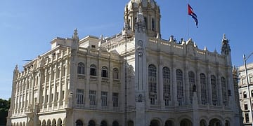 Se estima que en la actualidad hay unos 15.000 cubanos , pero en el pasado esa cifra llegó a 30.000 . Estos trabajadores tienen la misión de proteger a Maduro de los golpes de Estado, como hicieron con Chávez, en gran medida vigilando al ejército venezolano de arriba abajo. Foto: Pixabay.