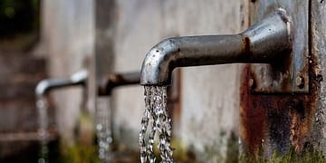 La promesa de los mercados del agua reside en su potencial para abordar la escasez incentivando la conservación y la eficiencia, pero no se pueden ignorar los riesgos que plantean, especialmente para la equidad y la sostenibilidad ambiental. Foto: Pixabay.