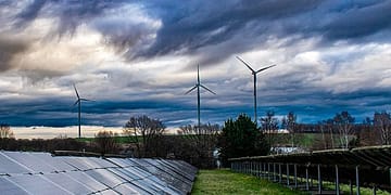 En el futuro previsible, la mayor parte de la energía sin emisiones de carbono que el mundo necesitará será proporcionada por tecnologías existentes: paneles solares, turbinas eólicas y baterías. Foto: Pixabay.