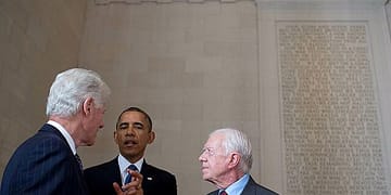Los Clinton y los Obama son actualmente los jefes de facto de la facción centrista, y Biden y Harris fueron sus designados. Foto: Wikimedia.