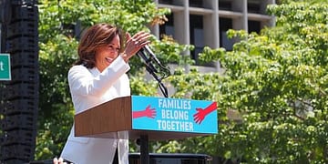 Harris entiende que el orden social surge del fortalecimiento de las instituciones, no de su debilitamiento. En lugar de seguir caprichos y perseguir venganzas, ha trabajado siempre a través de canales legítimos, respeta la experiencia y antepone el bienestar del país a las ganancias personales. Foto: Wikimedia.