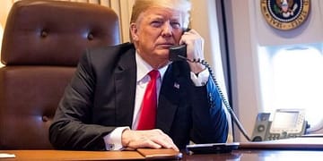 La deuda pública de Estados Unidos ha crecido significativamente desde el inicio del primer mandato de Trump, y gran parte de ese aumento se debe a sus propias políticas tributarias y a su respuesta a la pandemia de COVID-19, incluso antes de que el presidente Joe Biden asumiera el cargo. Foto: Wikimedia.