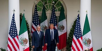 La idea de que un presidente mexicano pueda manipular las elecciones presidenciales estadounidenses a su antojo puede parecer descabellada, pero las cifras sugieren que AMLO podría reducir rápidamente el número de personas que intentan cruzar a Estados Unidos. Foto: Wikimedia.