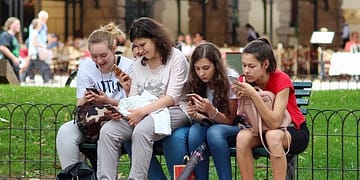 La OMS ha pedido “acciones inmediatas y sostenidas para ayudar a los adolescentes a cambiar el rumbo del uso potencialmente dañino de las redes sociales”. Foto: Pixabay.