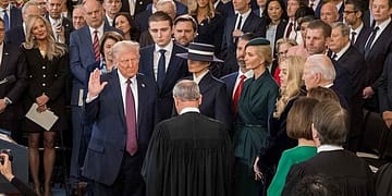 Trump ha dejado en claro que quiere mucho más que un simple cambio de personal o de política en Washington. Su objetivo real, por poco velado que esté, es transformar el sistema estadounidense de una democracia a uno gobernado por los ricos y poderosos. Foto: Wikimedia.