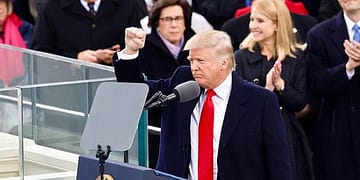 En el inicio de su segundo mandato, Trump sigue siendo tan propenso a negociar acuerdos despiadados y a alterar sin miramientos la política exterior. Foto: Wikimedia.