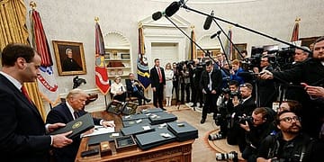 Lo que Estados Unidos necesita desesperadamente son medios de comunicación que se tomen la molestia de discernir qué pronunciamientos de Trump cuentan con el respaldo de equipos de formulación de políticas y burocracias dedicadas a llevarlos a cabo y cuáles no. Tal como están las cosas, demasiados medios respetables representados entre el cuerpo de prensa de la Casa Blanca están más interesados ​​en ser parte del espectáculo que en evaluar la obra. Foto: Wikimedia.