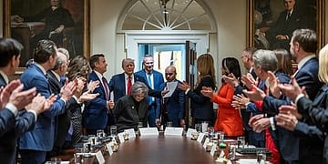 La nueva administración ha despedido a funcionarios del FBI involucrados en casos penales contra Trump, privando a la agencia de docenas de sus agentes más experimentados, además de destituir o reasignar a altos funcionarios del grupo de seguridad nacional y la división de inteligencia del FBI. Foto: Wikimedia.