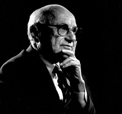 Friedman, el sumo sacerdote del neoliberalismo, finalmente vio cómo su legado daba paso al monetarismo político, al aumento vertiginoso de la deuda pública y, últimamente, al regreso del Estado regulador.  Foto: Wikimedia.
