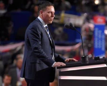 Thiel es un ejemplo de esta transformación. En 2009, declaró que “la gran tarea de los libertarios es encontrar un escape de la política en todas sus formas”. Pero para 2016 participaba activamente en política partidista y fue uno de los oradores de la Convención Nacional Republicana. Foto: Wikimedia.