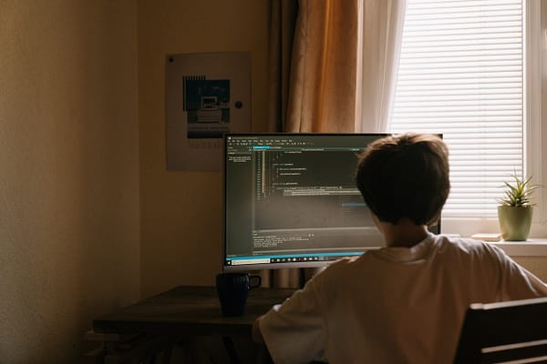 Revisa que un virus no entre a tu celular o computadora | Foto: Pexels