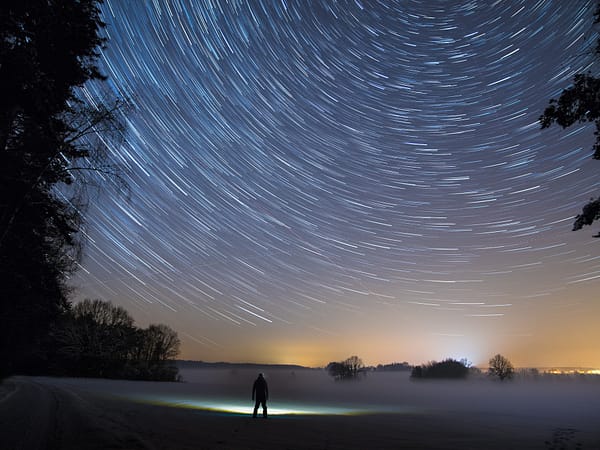 Las luces de la ciudad no permiten ver las estrellas de noche 