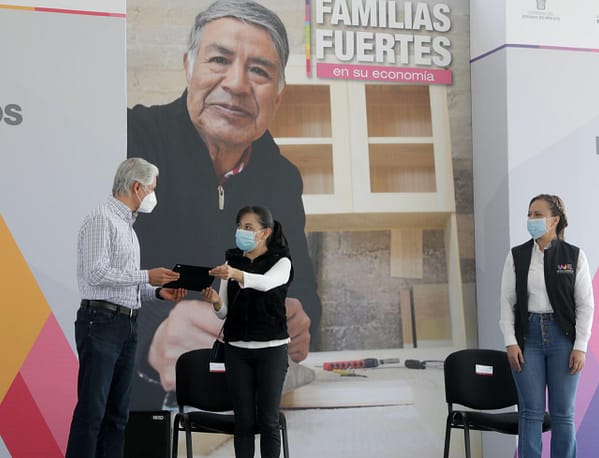 Alfredo Del Mazo entregó créditos a mujeres emprendedoras