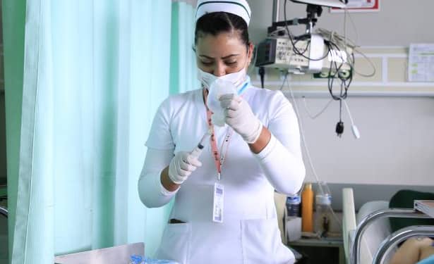 Sueldo de una enfermera del IMSS no es proporcional a su grado de estudios.