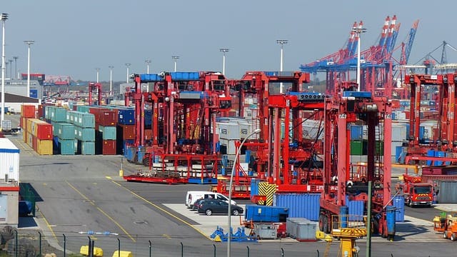 Los aranceles no son una solución a los problemas de las pequeñas ciudades de Estados Unidos. Unos aranceles más altos hacen subir los precios de los bienes importados, y los aranceles propuestos por Trump casi con certeza reducirían el consumo. Foto: Pixabay.