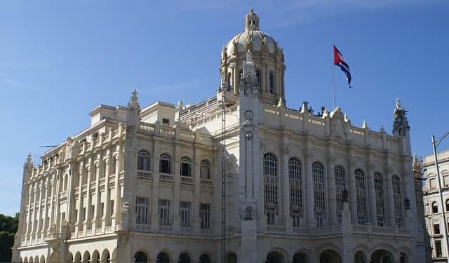 Se estima que en la actualidad hay unos 15.000 cubanos , pero en el pasado esa cifra llegó a 30.000 . Estos trabajadores tienen la misión de proteger a Maduro de los golpes de Estado, como hicieron con Chávez, en gran medida vigilando al ejército venezolano de arriba abajo. Foto: Pixabay.