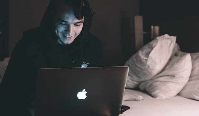 Los líderes de la industria y los responsables de las políticas deben seguir desarrollando un enfoque compartido para la educación y la creación de empleo en la era de la IA y fomentar una capacitación más generalizada sobre los fundamentos de la tecnología. Foto: Pixabay.